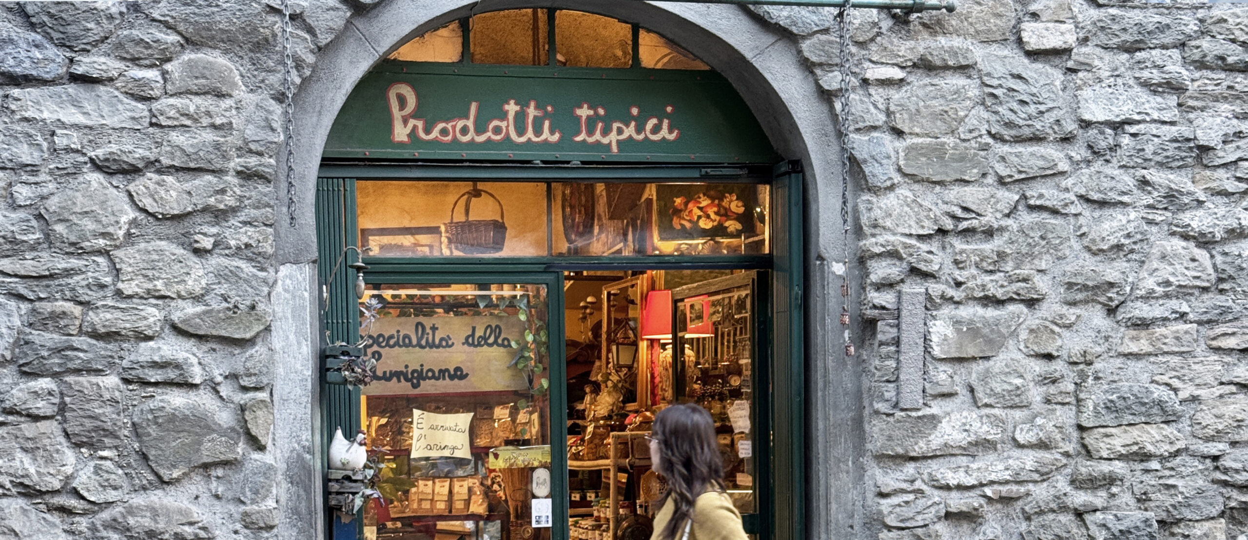 Ingresso di una bottega di prodotti tipici