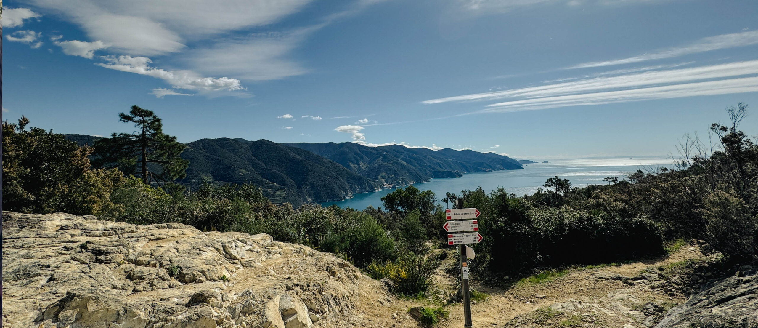 Vista panoramica sulla costa e le montagne
