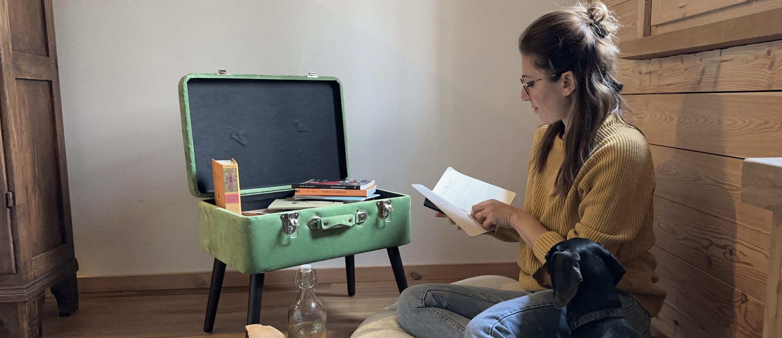 Momento di lettura e relax con il cane