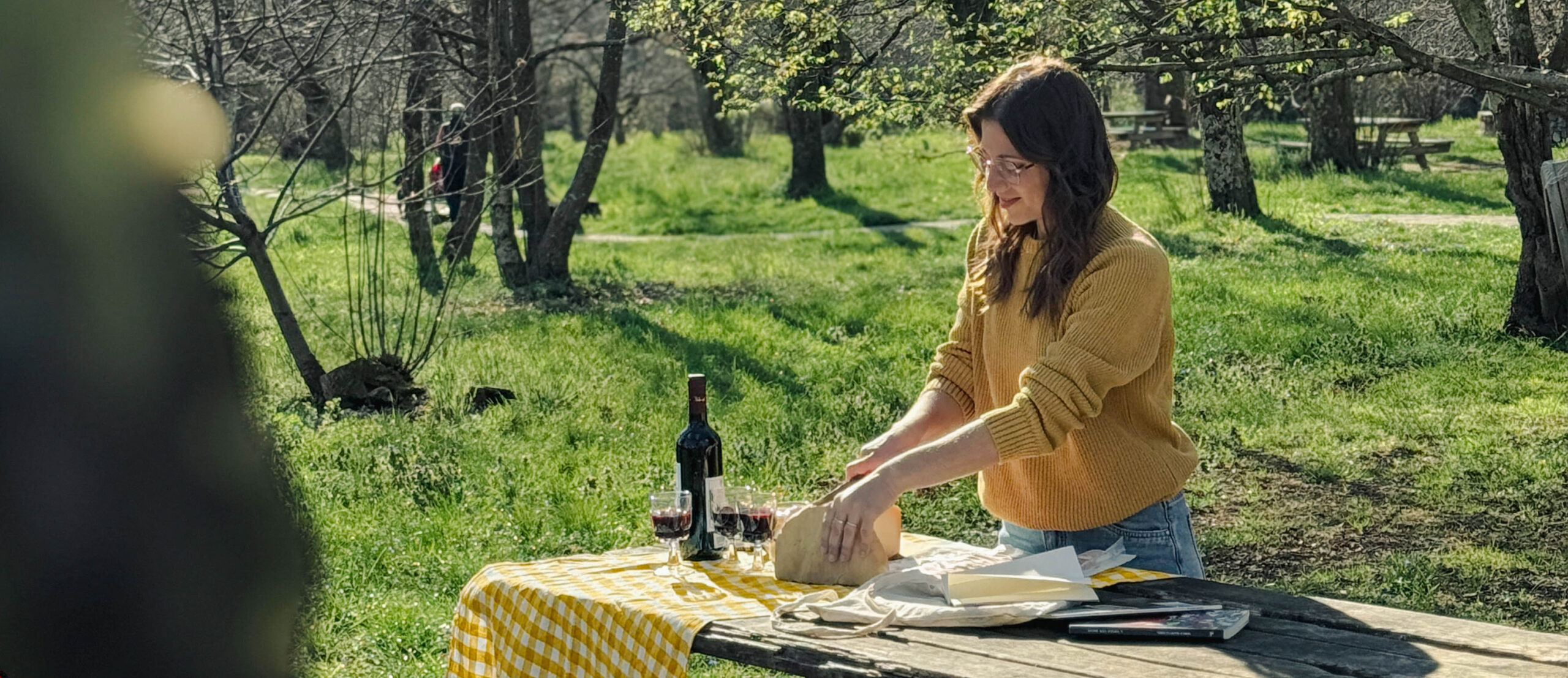 Francesca Ravera prepara un picnic con pane, formaggio e vino