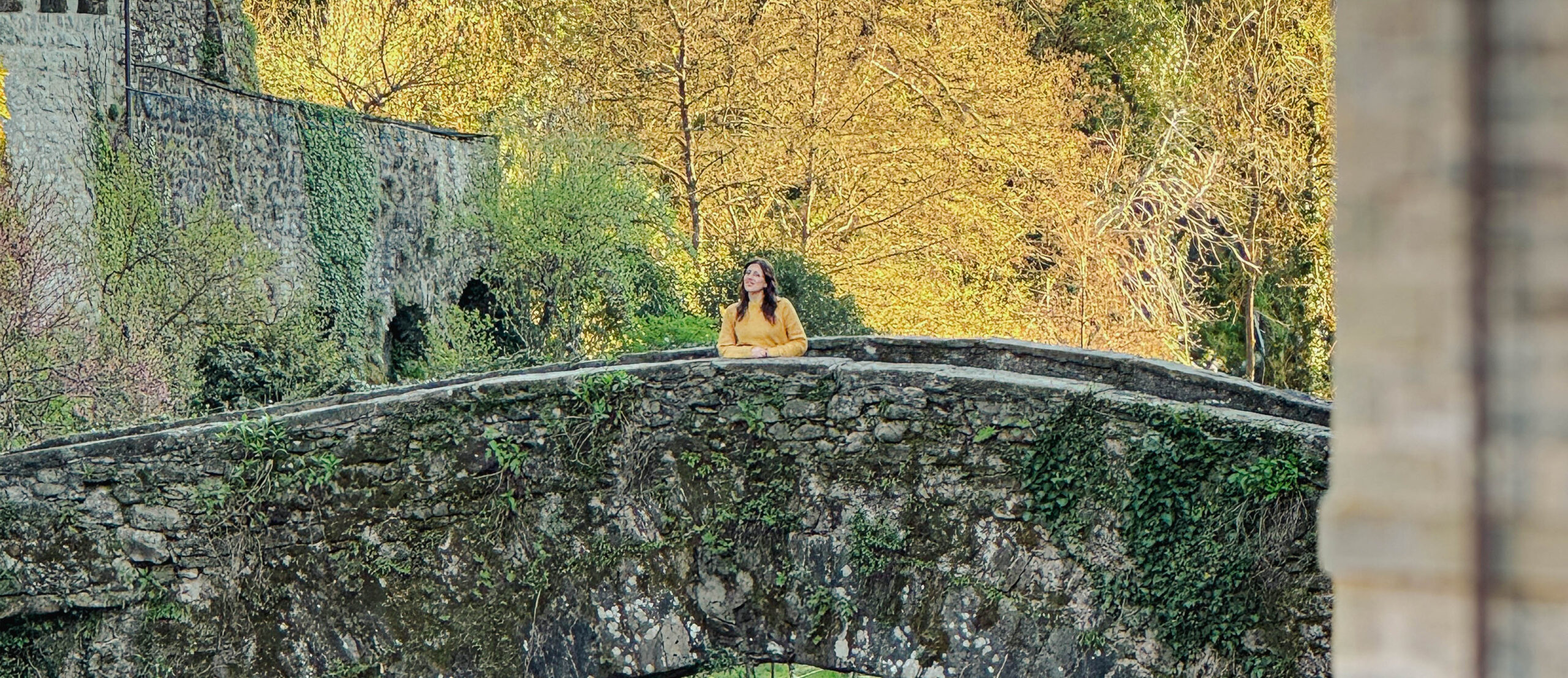 Francesca Ravera sul ponte in pietra, Lunigiana